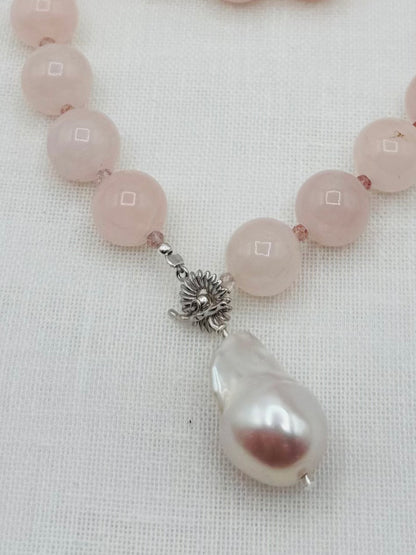 Rose Quartz beaded necklace with Genuine Baroque Pearl